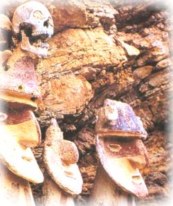 Peru - gruppo si sarcofagi di Ulasa - Chachapoyas